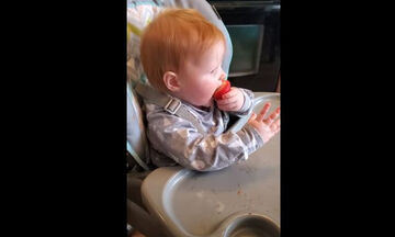 Μωράκι δοκιμάζει για πρώτη φορά φράουλα - Η αντίδρασή του είναι απίθανη