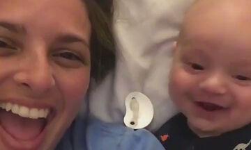 Μωρό βλέπει τη μαμά του στην κάμερα του κινητού - Δείτε πώς αντιδρά