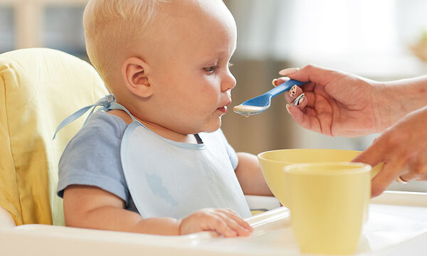 Στερεές τροφές στη βρεφική διατροφή: Πώς επηρεάζουν τον ύπνο του μωρού;