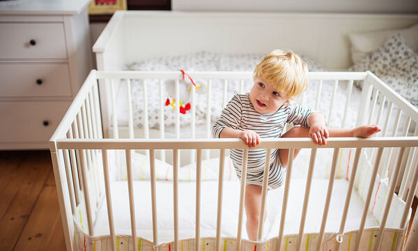 Τι να κάνετε αν το μωρό πέσει από το κρεβάτι