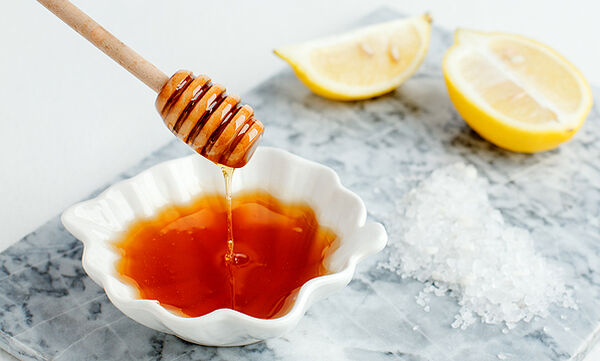 Tips για μαμάδες: DIY scrub προσώπου με μέλι για λιπαρές επιδερμίδες