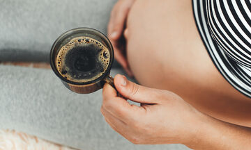 Εγκυμοσύνη: Πώς επηρεάζει η πρόσληψη καφεΐνης την ανάπτυξη του εμβρύου;