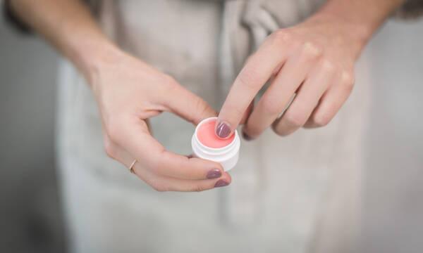 DIY beauty: Έτσι θα φτιάξεις μόνη σου ένα lip balm για τα χείλη σου για να είναι πάντα ενυδατωμένα