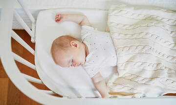 Συμβουλές για να κοιμάται το μωρό με ασφάλεια στην κούνια του