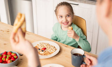 Κρέπες με φράουλες και κρέμα - Το πιο yummy πρωινό για παιδιά (vid)
