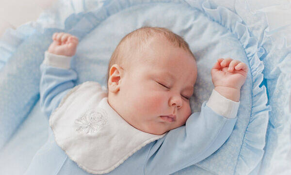 Γιατί ξυπνάει το μωρό όταν το ξαπλώνω στην κούνια;  