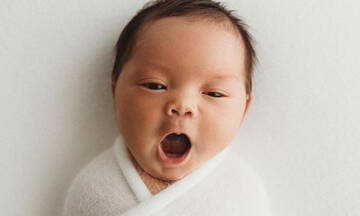 Νεογέννητα μωρά ποζάρουν στον φωτογραφικό φακό (pics)