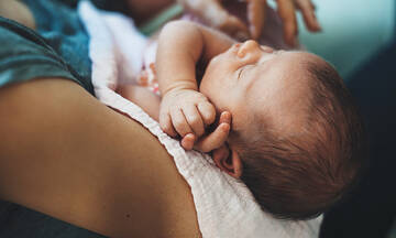 Τι να κάνετε αν το μωρό σας αποκοιμηθεί στα χέρια σας