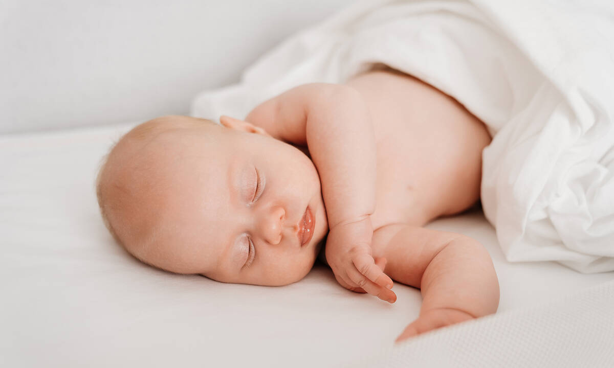 Πότε μπορεί να κοιμηθεί μπρούμυτα το μωρό;