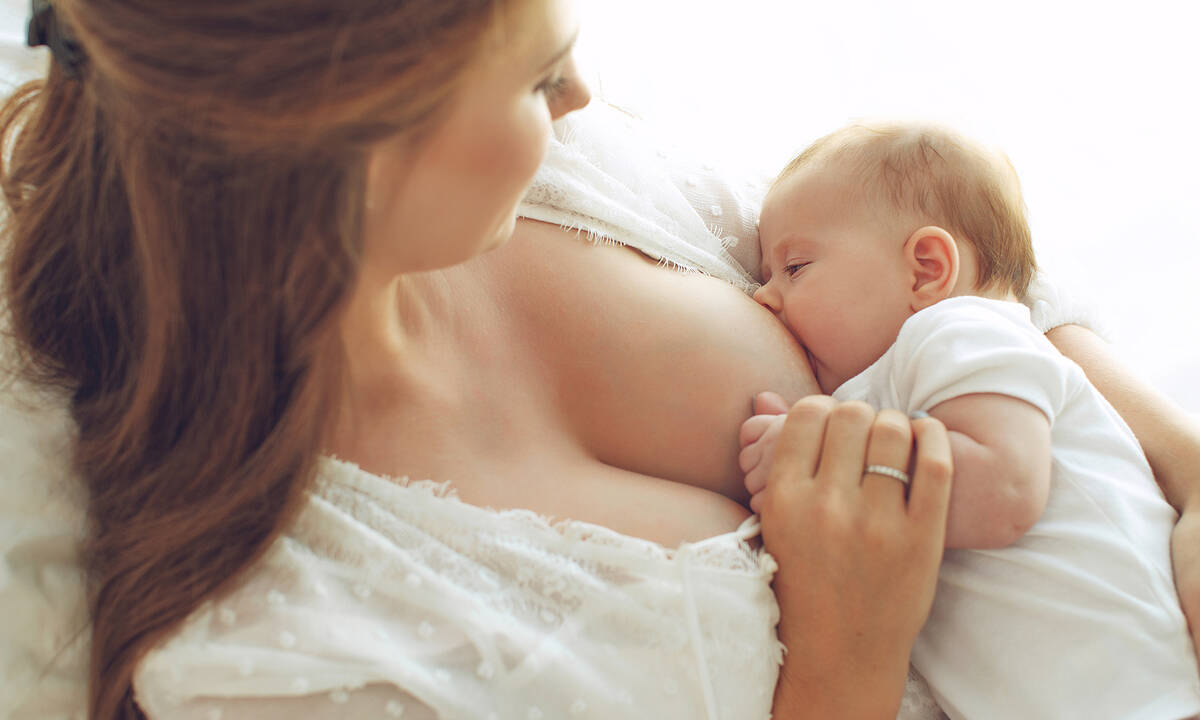 Το μωρό κοιμάται κατά τη διάρκεια του θηλασμού; Τι πρέπει να κάνετε