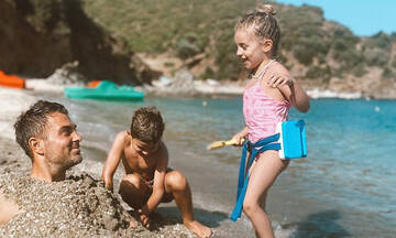 Στέλιος Χανταμπάκης: Παιχνίδια στην άμμο με τα παιδιά του - Απίθανες φώτο