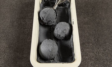 Μαύρο vegan παγωτό καρύδας από τον Άκη Πετρετζίκη