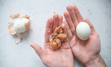 Tips για μαμάδες: Το κόλπο για να καθαρίσετε το βραστό αυγό σε 5 δευτερόλεπτα