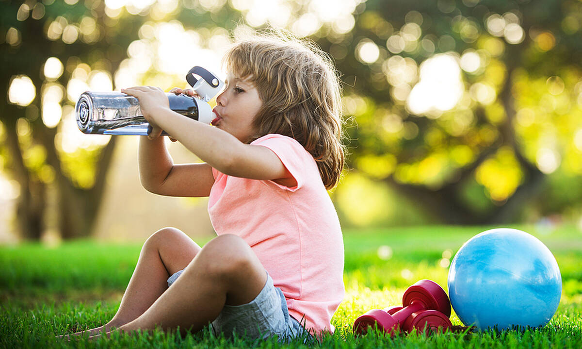 Πόσο νερό πρέπει να πίνουν τα παιδιά το καλοκαίρι;