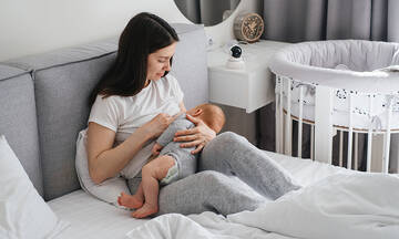 Γιατί ένα μωρό δαγκώνει το στήθος κατά τη διάρκεια του θηλασμού;