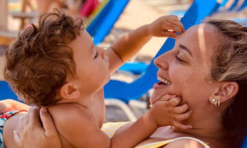 Κλέλια Πανταζή: Ο γιος της κοιμάται στην παραλία κι εκείνη τον φωτογραφίζει