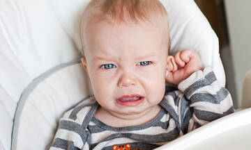 Πόνος στο αυτί του μωρού: Πού οφείλεται και πώς αντιμετωπίζεται 
