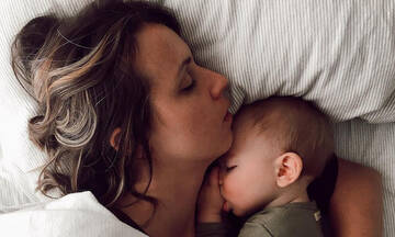 Μαμά κοιμάται με το μωρό της και το διαδίκτυο διχάζεται ξανά