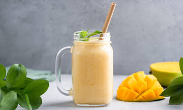 Καλοκαιρινό smoothie με μάνγκο και ανανά για όλη την οικογένεια