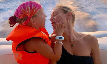 Ζέτα Δούκα: Φωτογραφίζει την κόρη της στην αμμουδιά με φόντο το ηλιοβασίλεμα