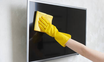 Tips για μαμάδες: Έτσι θα καθαρίσετε αποτελεσματικά την οθόνη της τηλεόρασης