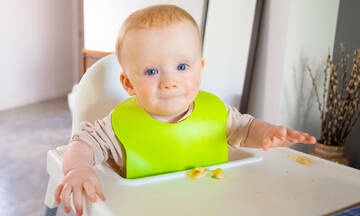 Πώς θα καταλάβετε ότι το μωρό είναι έτοιμο να ξεκινήσει τις στερεές τροφές;
