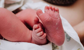 Φωτογράφος απαθανατίζει τις μικροσκοπικές πατούσες νεογέννητων μωρών