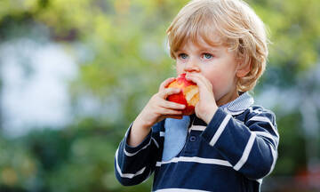 Πρέπει το παιδί να τρώει το μήλο με τη φλούδα ή όχι; 