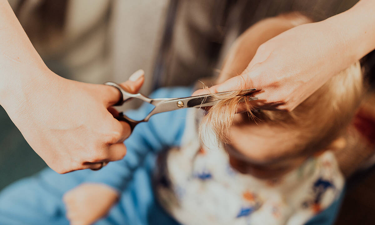 Πότε πρέπει να κόψετε τα μαλλιά του μωρού για πρώτη φορά 