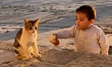Ένα μικρό παιδί μοιράστηκε το φαγητό του με μια γάτα και τρέλανε το Twitter