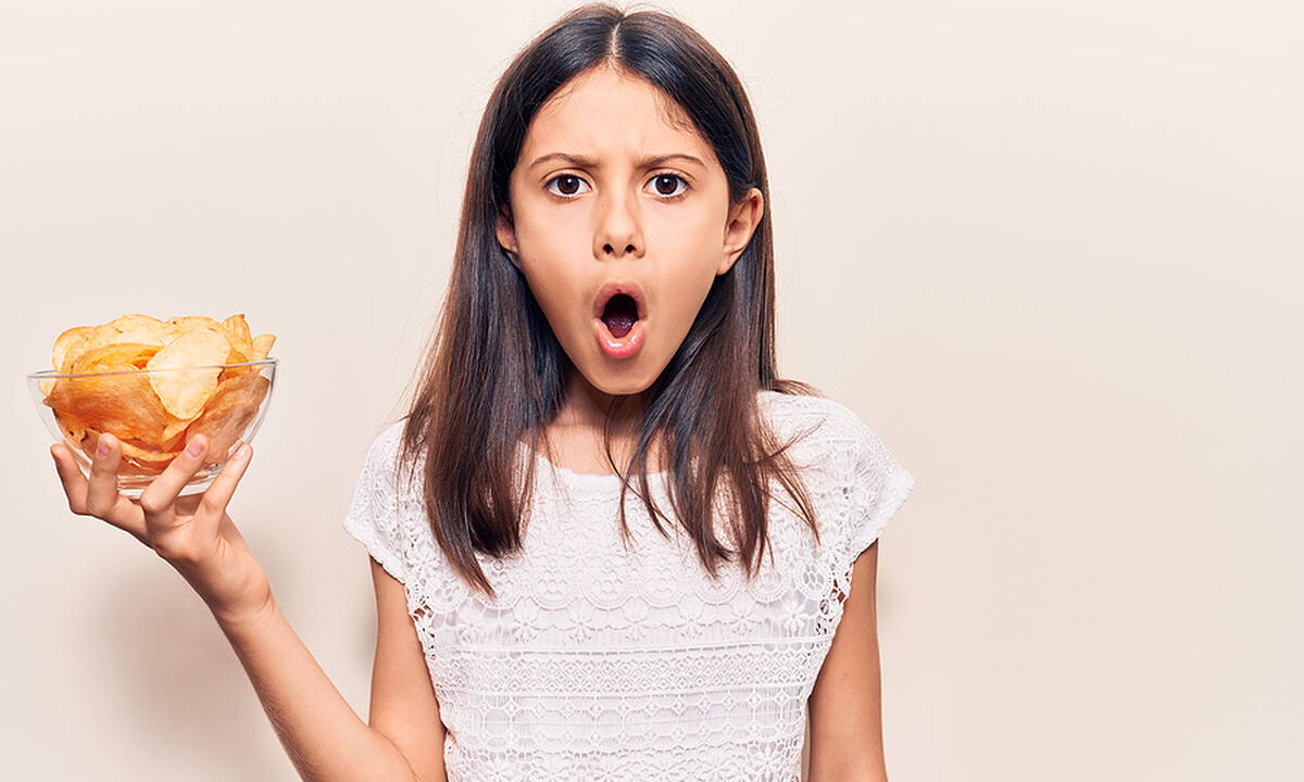 Πέντε σημάδια που μαρτυρούν ότι το παιδί σας τρώει πολύ αλάτι