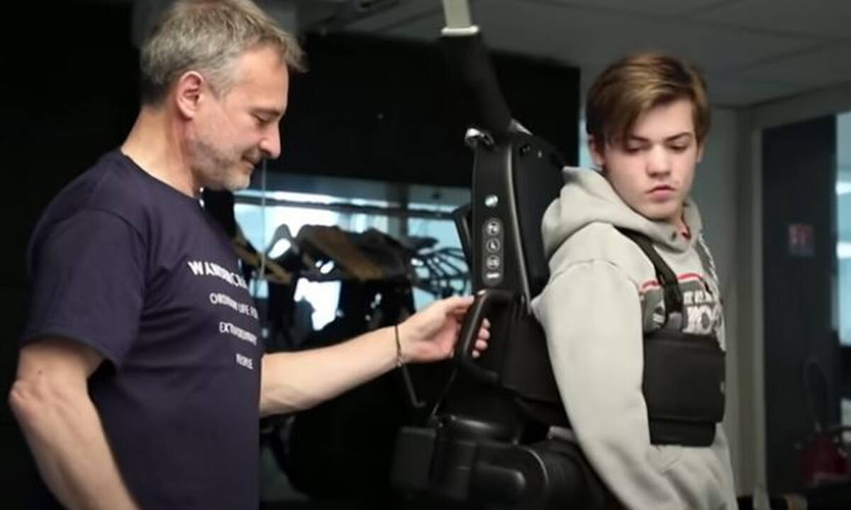 Μπαμπάς έφτιαξε εξωσκελετικό ρομπότ για να βοηθήσει τον γιο του να περπατήσει