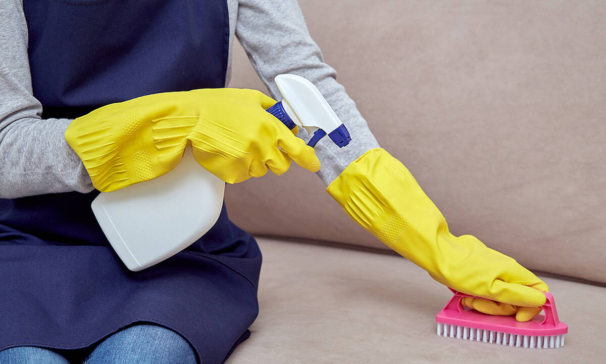 Λεκέδες στον καναπέ: Καθαρίστε τους με υλικά που έχετε σπίτι σας 