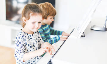 Πώς η μουσική εκπαίδευση επηρεάζει τη μνήμη και την προσοχή των παιδιών