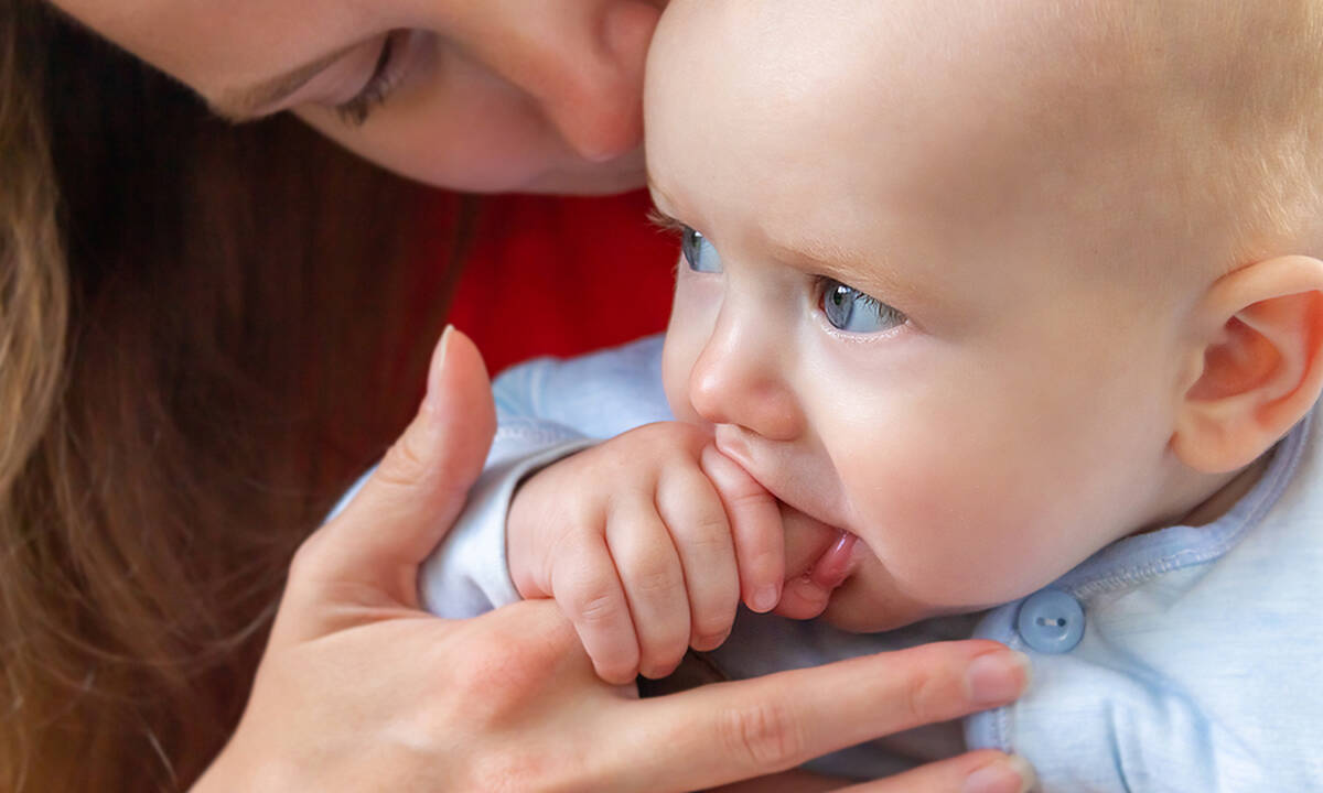 Άφθες στο στόμα του μωρού: Πού οφείλονται και πώς θεραπεύονται