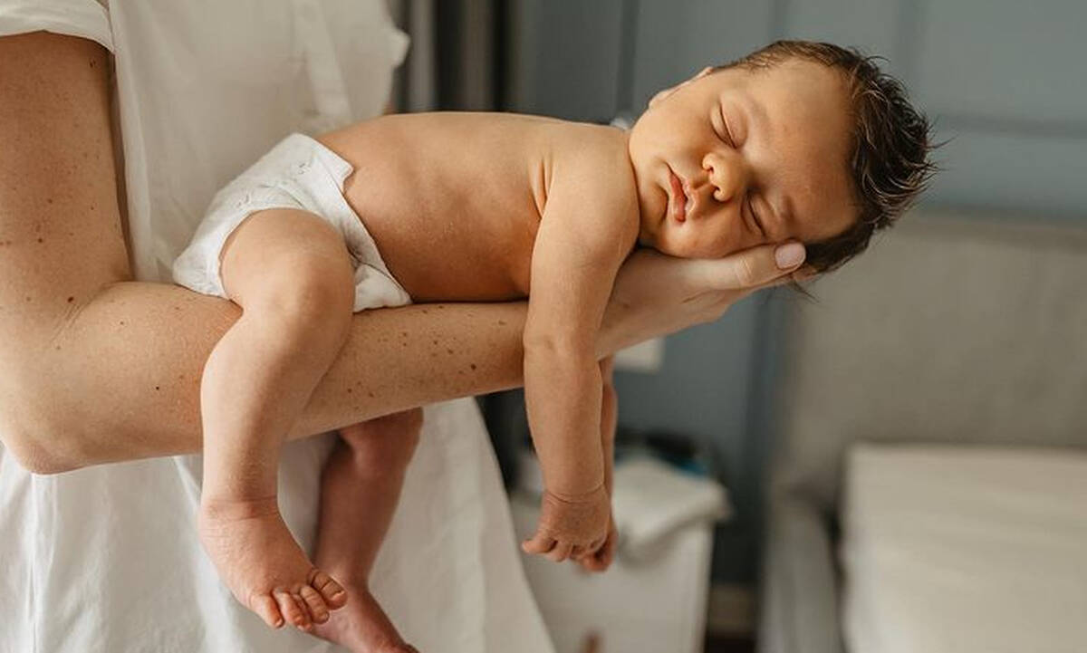 Μωρά κοιμούνται στα χέρια των γονιών τους – Υπέροχο φωτογραφικό άλμπουμ