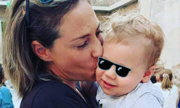 Αλεξάνδρα Ούστα: Θηλάζει τον γιο της στο αεροπλάνο (εικόνες)
