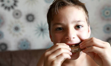 Απλό και πεντανόστιμο σνακ - Πιτσάκια σε ψωμί του τοστ για παιδιά