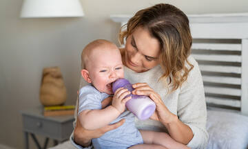 Το μωρό πνίγεται όταν πίνει γάλα - Τι να κάνετε (εικόνες)
