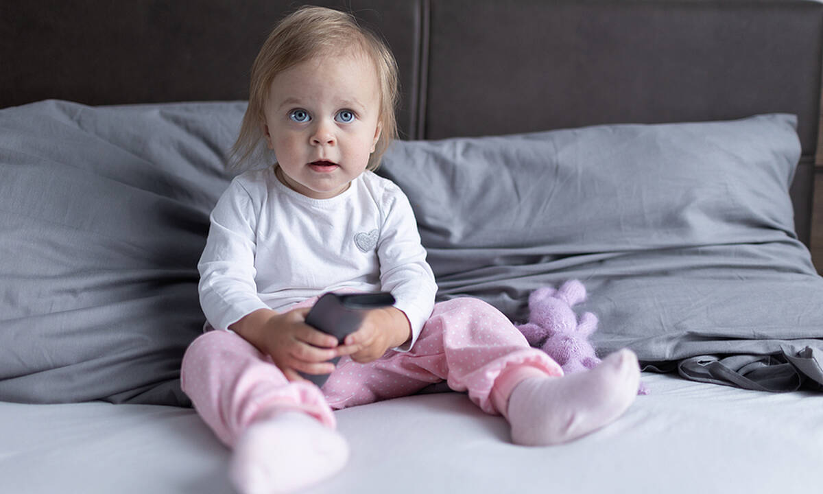 Μπορούν ή όχι τα μωρά και τα νήπια να παρακολουθούν τηλεόραση;