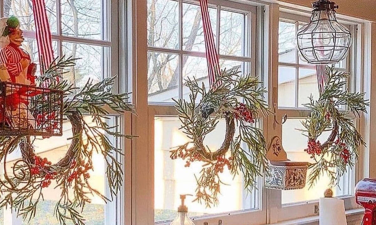 Χριστουγεννιάτικη διακόσμηση: Υπέροχες ιδέες για να στολίσετε τα παράθυρα