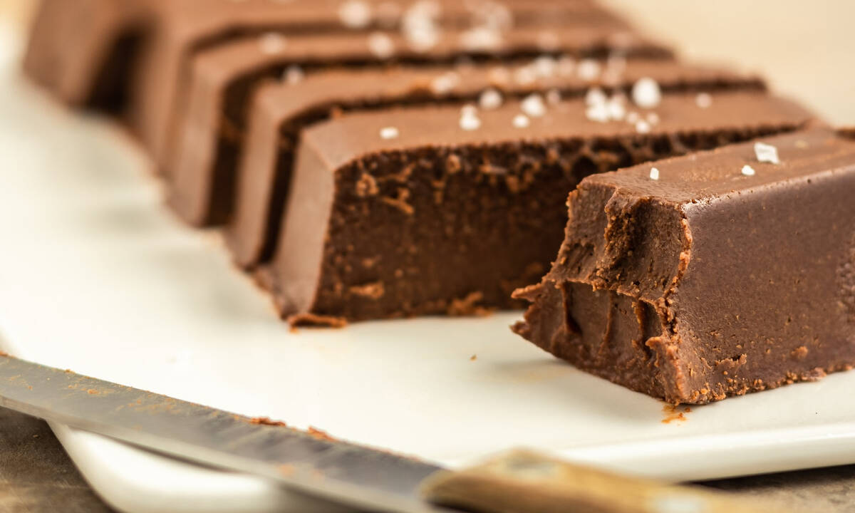 Σοκολατένιο fudge με δύο υλικά - Το γλυκό που θα λατρέψουν τα παιδιά (vid)