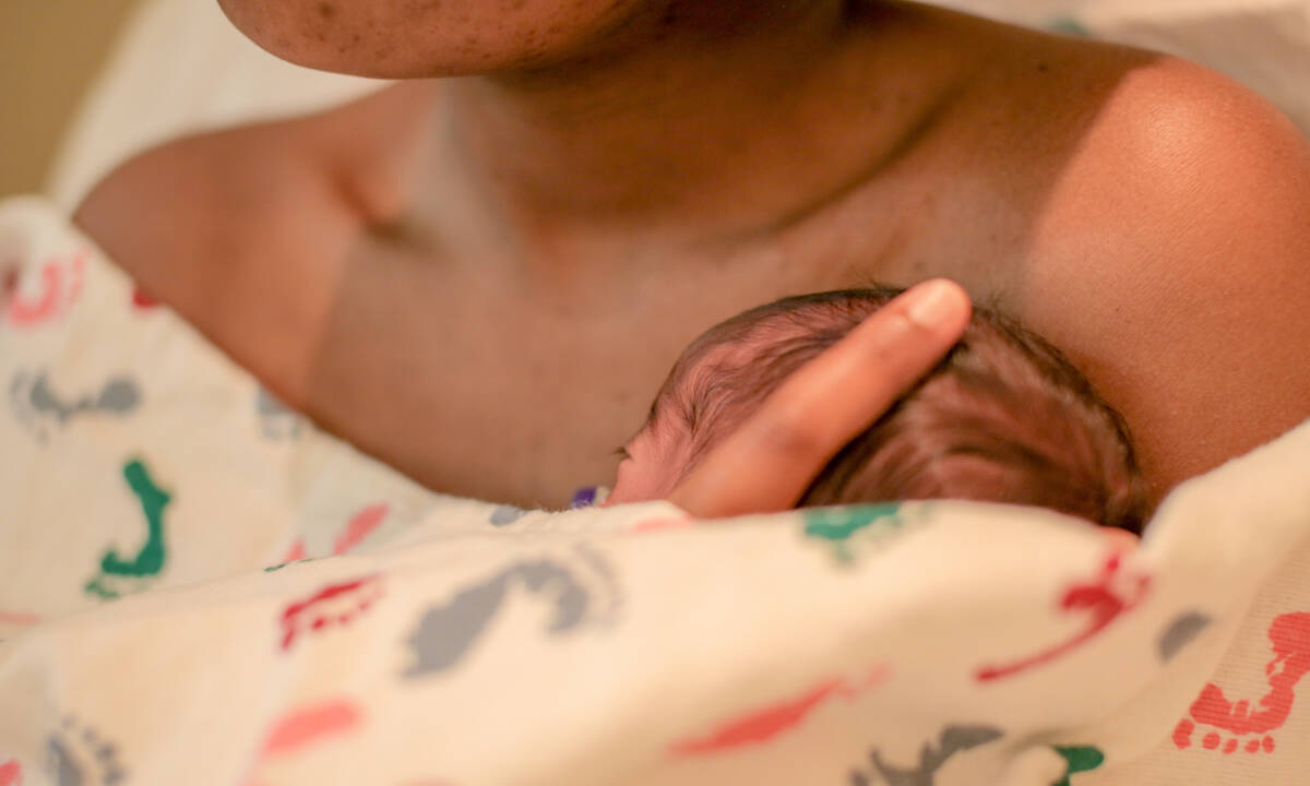 Πώς η επαφή δέρμα με δέρμα ωφελεί το νεογέννητο μετά τη γέννα