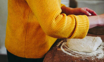 Νόστιμο και εύκολο αρωματισμένο ψωμί με σκόρδο και μαϊντανό (vid)