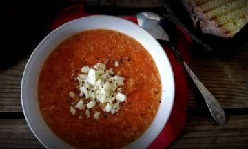 Μαμαδίστικη και θρεπτική σούπα τραχανά με ντομάτα, καρότο και φέτα