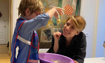 Ευδοκία Ρουμελιώτη: Φτιάχνοντας κέικ με τον γιο της (εικόνες)