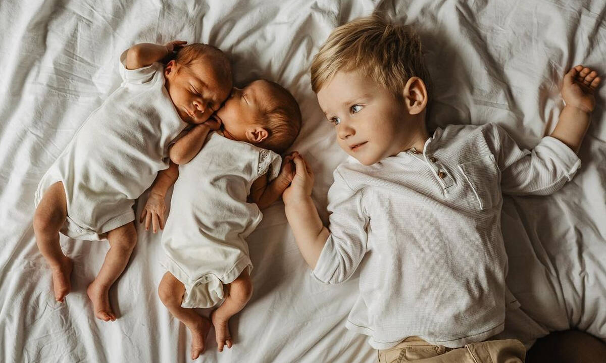 Φωτογράφος απαθανατίζει παιδιά με τα νεογέννητα αδερφάκια τους (εικόνες)