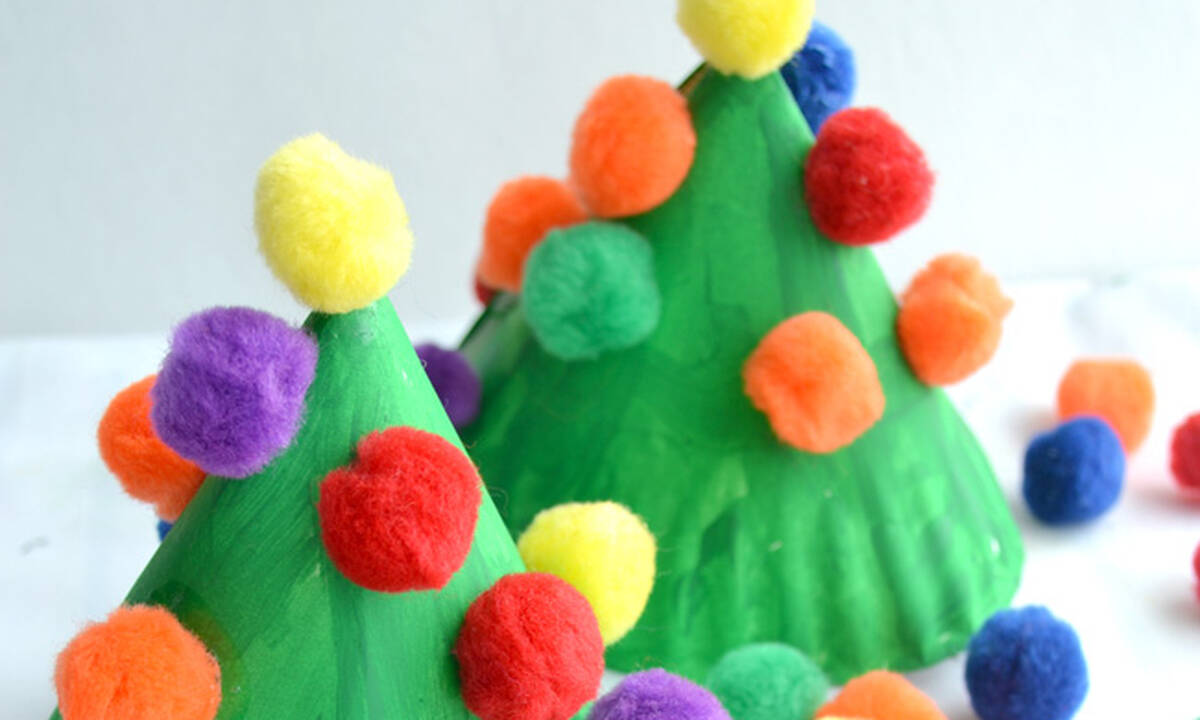 Χριστουγεννιάτικες χειροτεχνίες: Χρωματιστά δεντράκια από χάρτινα πιατάκια