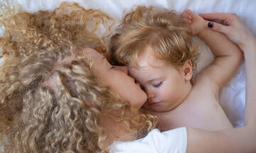 Τα λάθη που κάνουν οι γονείς όταν βάζουν το παιδί για ύπνο (εικόνες)