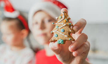10 νόστιμες συνταγές για χριστουγεννιάτικα μπισκότα που μπορείτε να φτιάξετε με τα παιδιά